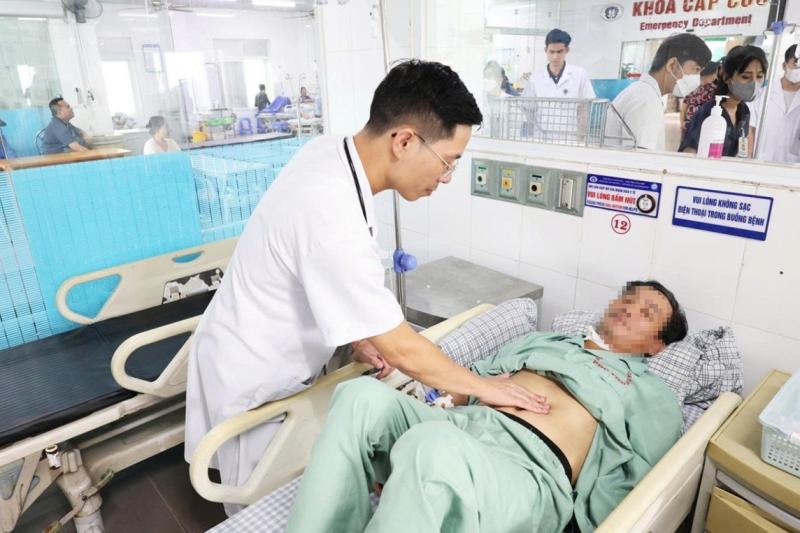 Uống nửa lít rượu mỗi ngày suốt 5 năm, người đàn ông bị viêm tụy cấp- Ảnh 1.