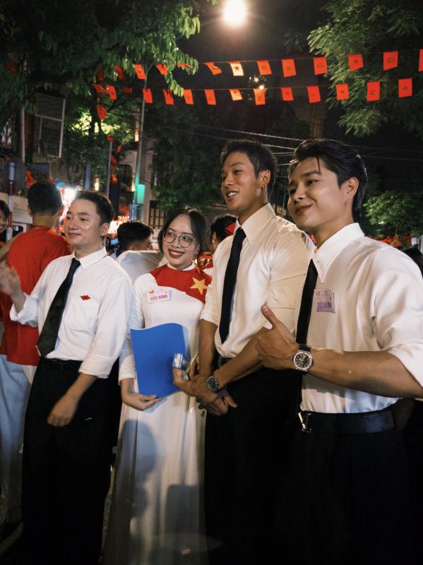 Dàn nghệ sĩ tươi rói tại Tổng duyệt diễu hành 2/9: MONO và Hoà Minzy được người dân vây kín, nữ diễn viên là Thượng uý công an gây sốt!- Ảnh 24.