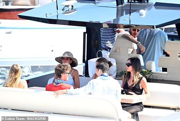 Beckham khoá môi Victoria tình tứ trước mặt tiểu thư Harper, 26 năm vẫn yêu như ngày đầu nhưng vẫn còn điều tiếc nuối này- Ảnh 6.