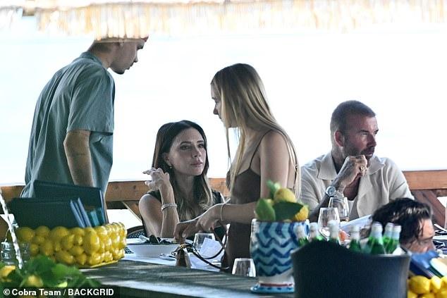 Beckham khoá môi Victoria tình tứ trước mặt tiểu thư Harper, 26 năm vẫn yêu như ngày đầu nhưng vẫn còn điều tiếc nuối này- Ảnh 5.