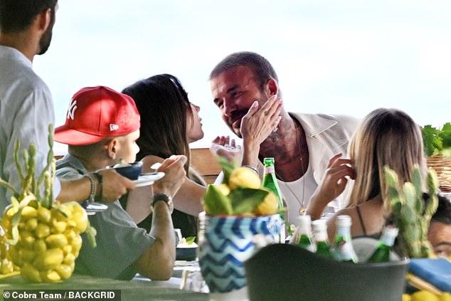 Beckham khoá môi Victoria tình tứ trước mặt tiểu thư Harper, 26 năm vẫn yêu như ngày đầu nhưng vẫn còn điều tiếc nuối này- Ảnh 3.