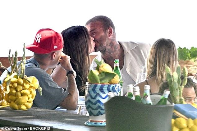 Beckham khoá môi Victoria tình tứ trước mặt tiểu thư Harper, 26 năm vẫn yêu như ngày đầu nhưng vẫn còn điều tiếc nuối này- Ảnh 1.