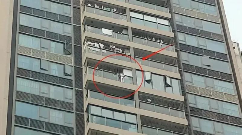 2 đứa trẻ vắt vẻo ngoài lan can tầng 13- Ảnh 2.