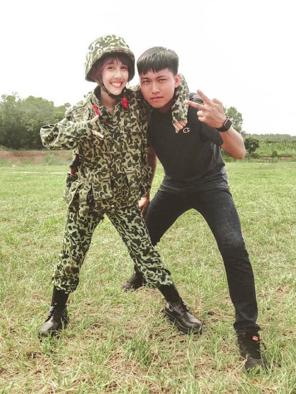 Thuyền không cần đẩy cũng tự trôi: Hậu Hoàng và Mũi Trưởng Long tình cảm quá!- Ảnh 4. Thuyền không cần đẩy cũng tự trôi: Hậu Hoàng và Mũi Trưởng Long tình cảm quá!- Ảnh 4.