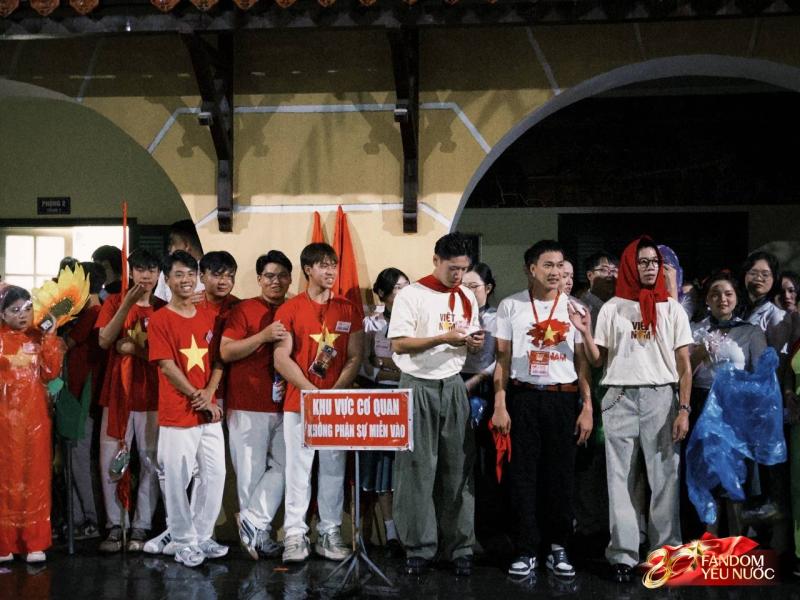 Dàn nghệ sĩ tươi rói tại Tổng duyệt diễu hành 2/9: MONO và Hoà Minzy được người dân vây kín, nữ diễn viên là Thượng uý công an gây sốt!- Ảnh 8.