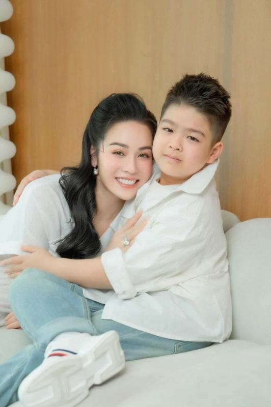 Con trai Nhật Kim Anh đẹp chuẩn soái ca, biết làm ảo thuật khiến ai cũng bật cười- Ảnh 4.