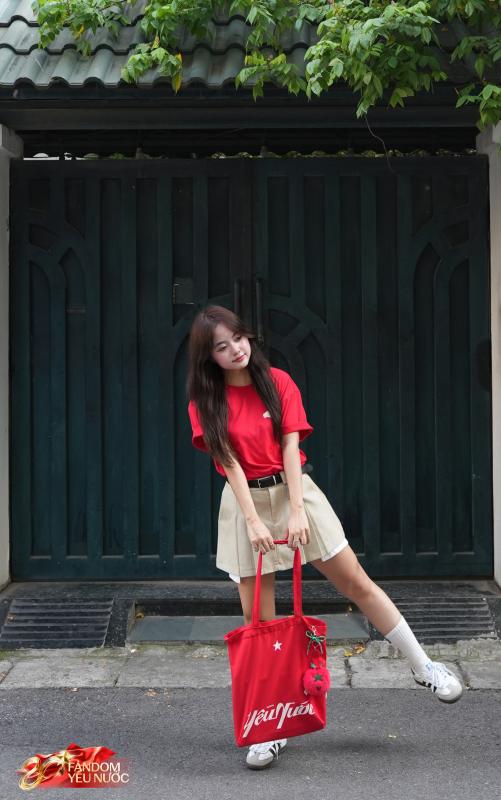 Đi xem diễu binh, diễu hành 2/9 cứ mặc theo tips này: Vừa xinh vừa thoải mái, mưa nắng không lo- Ảnh 3. Đi xem diễu binh, diễu hành 2/9 cứ mặc theo tips này: Vừa xinh vừa thoải mái, mưa nắng không lo- Ảnh 3.