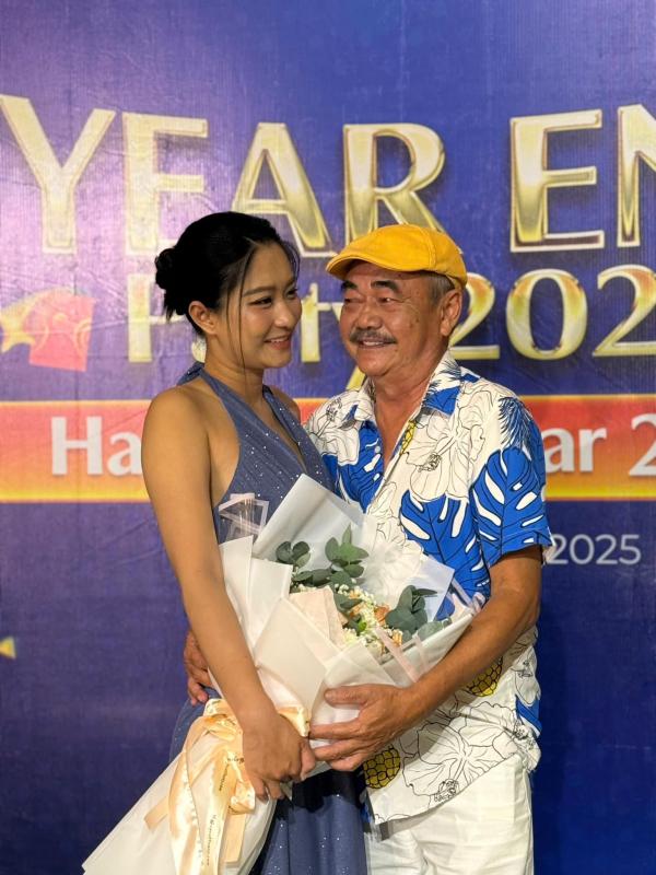 Sao nam U70 Vbiz hẹn hò bạn gái trẻ kém tuổi: Không ngại thị phi, công khai ảnh tình cảm- Ảnh 10.
