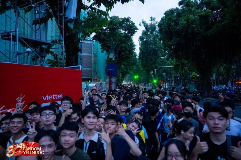Sức nóng concert quốc gia khiến sao quốc tế cũng phải “nhường đường”- Ảnh 6.