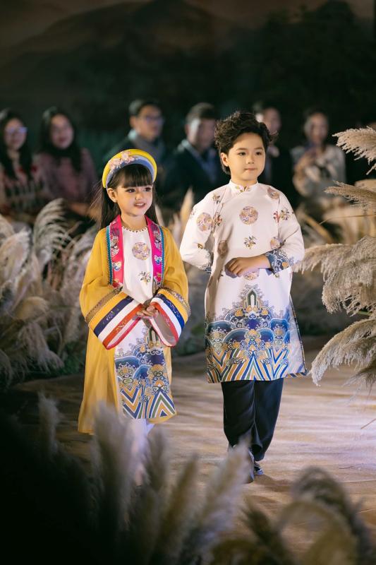 Sao nhí 2017 đắt show nhất Việt Nam hiện tại: Búp bê sống kiếm tiền cực đỉnh, 8 tuổi mua xe xịn quà khủng tặng mẹ- Ảnh 10.