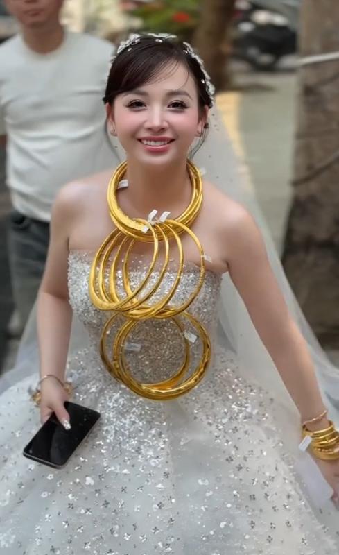 Cô dâu Thanh Hoá trĩu cổ nhận cả chục cây vàng trong ngày vui, tiết lộ nguyên nhân "chốt" cưới chỉ vỏn vẹn 15 ngày tìm hiểu- Ảnh 2.