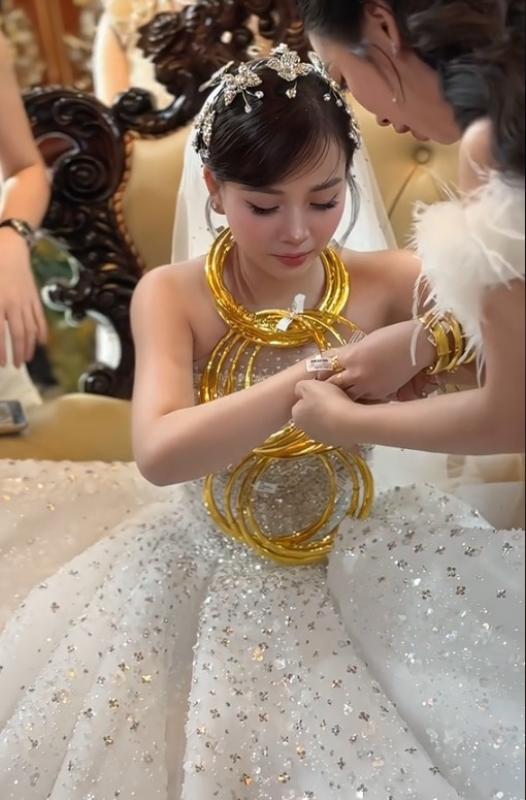 Cô dâu Thanh Hoá trĩu cổ nhận cả chục cây vàng trong ngày vui, tiết lộ nguyên nhân "chốt" cưới chỉ vỏn vẹn 15 ngày tìm hiểu- Ảnh 1.