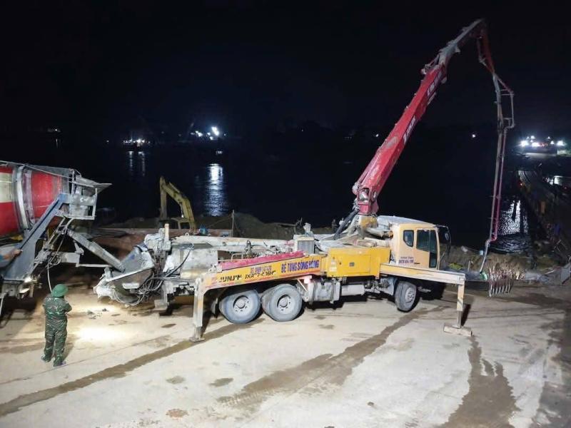 Tiếng còi xe cứu thương cùng mệnh lệnh giữa đêm của các chiến sĩ trên cầu phao Phú Thọ khiến cả mạng xã hội nghẹn ngào- Ảnh 3.