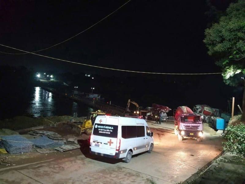 Tiếng còi xe cứu thương cùng mệnh lệnh giữa đêm của các chiến sĩ trên cầu phao Phú Thọ khiến cả mạng xã hội nghẹn ngào- Ảnh 2.