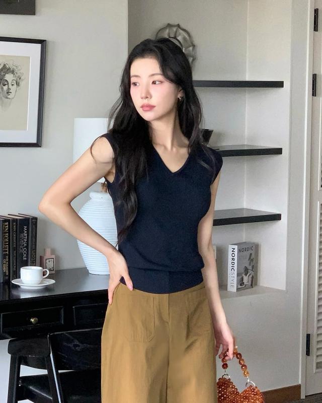 Đừng mặc áo quá rộng nữa, bạn hãy ưu tiên 4 mẫu áo này để thu gọn vóc dáng và trông chỉn chu hơn- Ảnh 1.