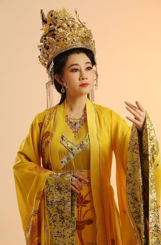 Nữ NSND giàu bậc nhất làng cải lương lần đầu công khai có chồng, ở biệt thự như cung điện, đi Roll Royce- Ảnh 1.