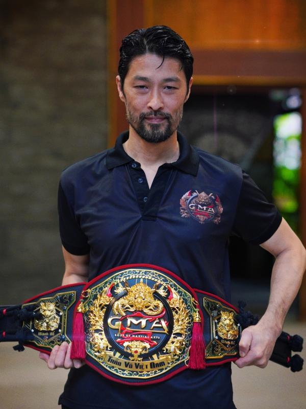 Vụ cô gái MMA chống trả dưới hầm xe: Johnny Trí Nguyễn bất ngờ tặng suất học bổng cho thanh niên xăm trổ!- Ảnh 2.