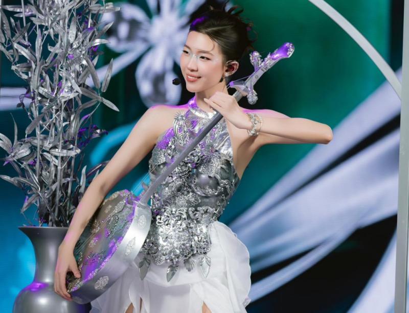 Mỹ nhân Việt duy nhất đổi đời nhờ liên tục làm rơi đồ, đẹp như hoa như ngọc cứ xuất hiện là bùng nổ visual- Ảnh 1.