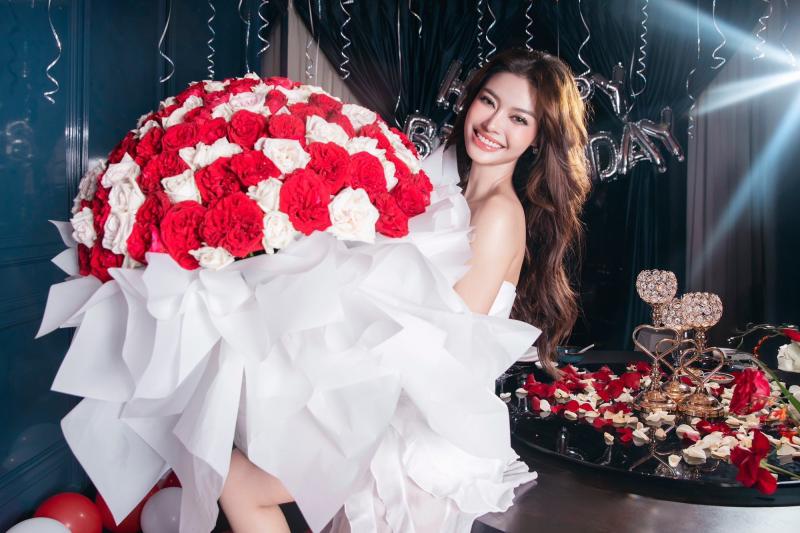 Á hậu Lona Kiều Loan tổ chức thôi nôi cho con trai, lộ danh tính 