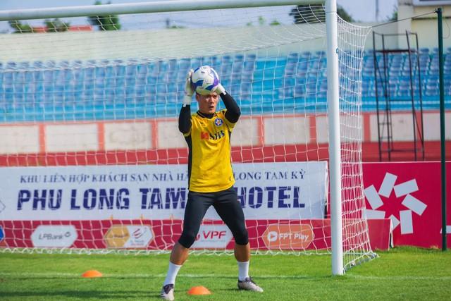 Dụi mắt không nhận ra thủ môn Bùi Tiến Dũng, sao khác lạ thế này!- Ảnh 6.