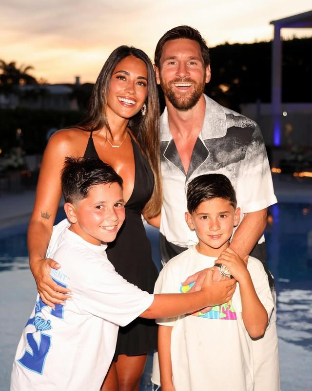 5 chuyện tình cổ tích sân cỏ: Messi chung tình với thanh mai trúc mã, Ronaldo cầu hôn bằng nhẫn kim cương triệu đô- Ảnh 1.