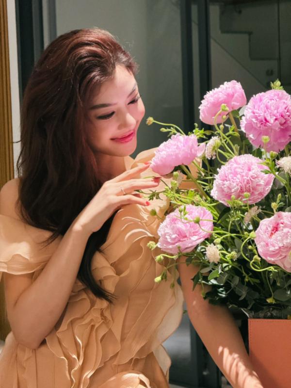Á hậu Lona Kiều Loan tổ chức thôi nôi cho con trai, lộ danh tính 