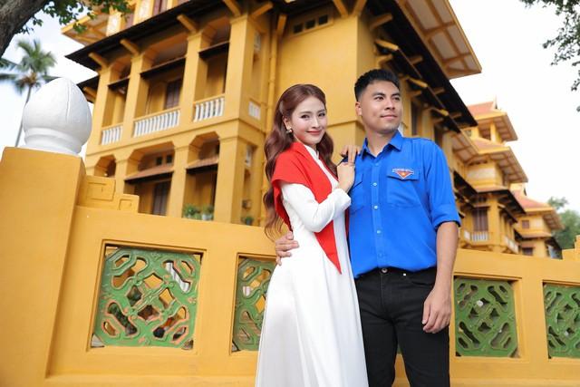 MC Huyền Trang Mù Tạt khoe bộ ảnh diện áo dài thướt tha sánh bước bên cầu thủ nổi tiếng mừng Đại lễ 2/9- Ảnh 1.