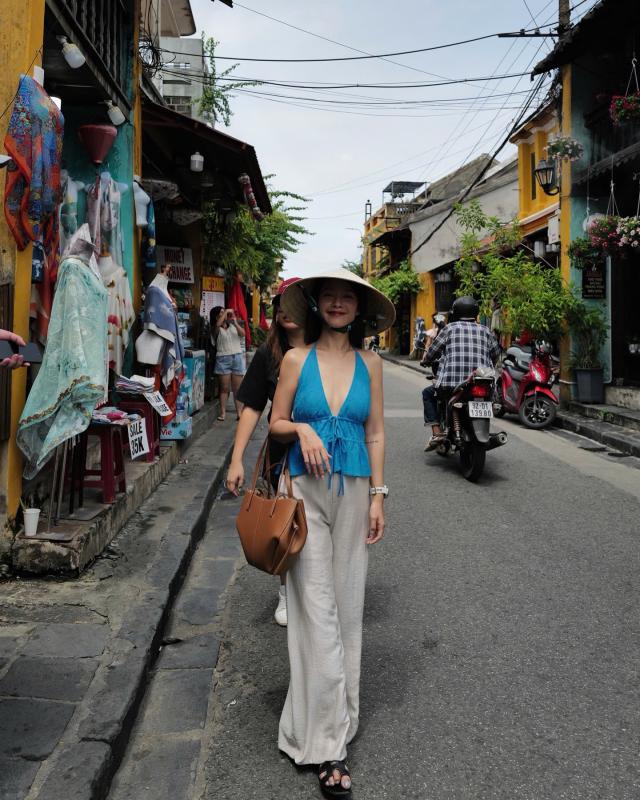 Nữ diễn viên mặc trang phục màu trắng đẹp tới từng set đồ- Ảnh 2.