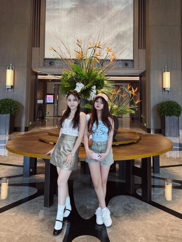 Giật mình với visual của bé Su - con gái lớn nhà hot mom Hằng Túi: 2 mẹ con đứng chung khung hình là dân tình muốn "lú" ngang- Ảnh 3.