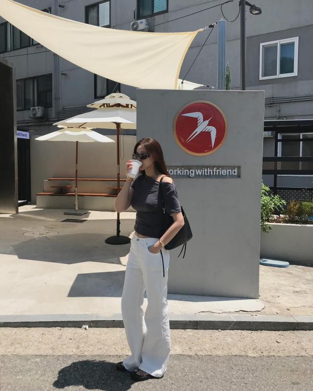 5 mẫu quần ống rộng dẫn đầu xu hướng mùa thu 2025, có hết là yên tâm mặc đẹp- Ảnh 12.