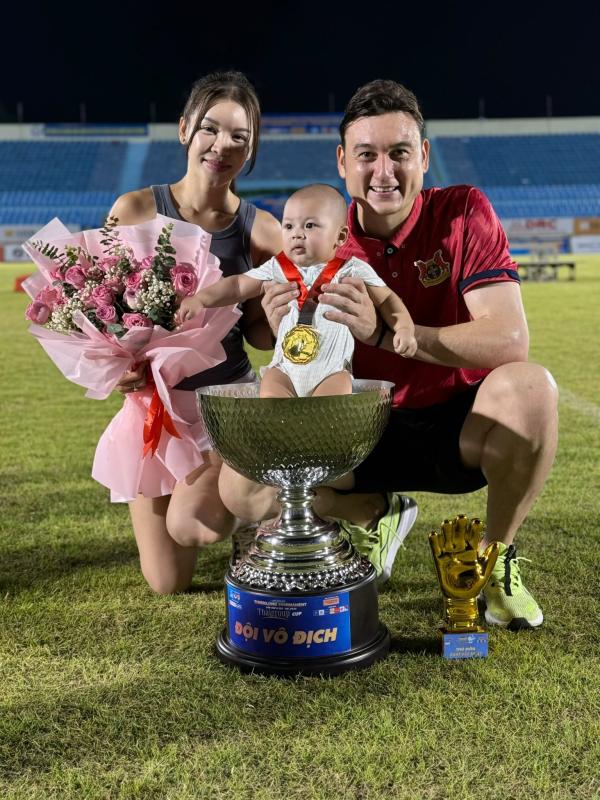 Thủ môn Lâm Tây tặng đồng hồ kim cương trăm triệu cho nàng WAG nóng bỏng nhất làng bóng đá- Ảnh 4.