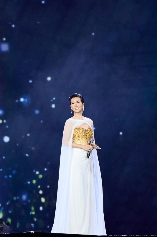 Nữ ca sĩ khiến 50 nghìn khán giả nức nở tại concert Quốc gia, cứ cất giọng là nhiều người bật khóc- Ảnh 4.