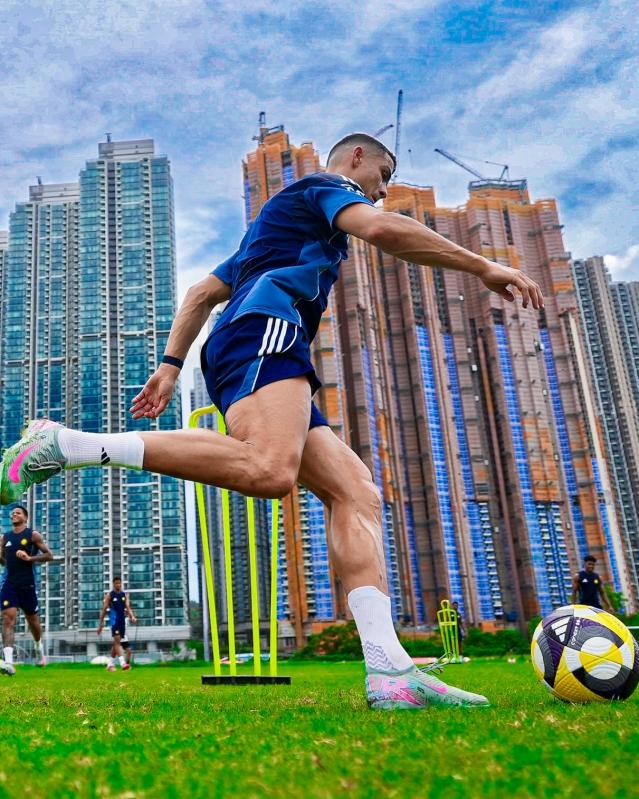 Ronaldo lộ diện sau màn cầu hôn gây chấn động toàn cầu, tuổi 40 body vẫn cuồn cuộn đẹp như tạc tượng- Ảnh 1.
