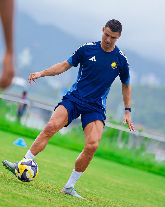 Ronaldo lộ diện sau màn cầu hôn gây chấn động toàn cầu, tuổi 40 body vẫn cuồn cuộn đẹp như tạc tượng- Ảnh 4.