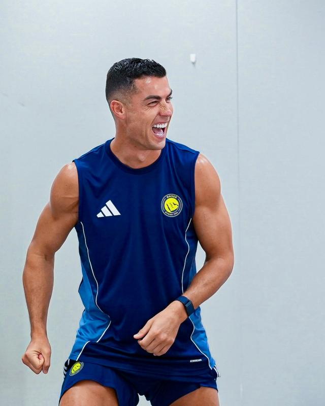 Ronaldo lộ diện sau màn cầu hôn gây chấn động toàn cầu, tuổi 40 body vẫn cuồn cuộn đẹp như tạc tượng- Ảnh 2.