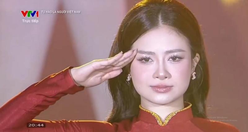 Khoảnh khắc Chào cờ của Chị Đẹp giảng viên khiến hàng chục nghìn người thổn thức: Nhan sắc 10 điểm không có nhưng!- Ảnh 5.