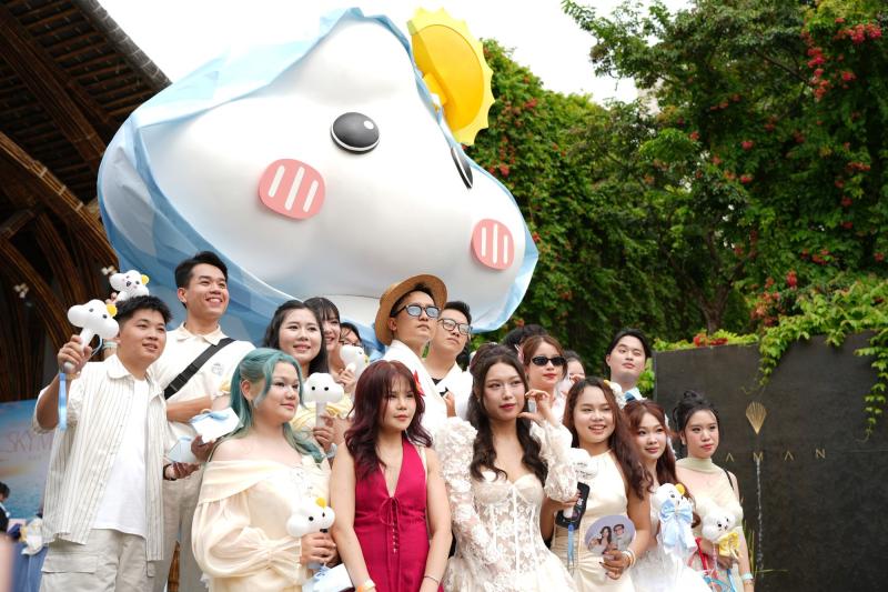 Sơn Tùng M-TP lộ diện giữa bão drama: Mặc sơ mi trắng đẹp trai như mối tình đầu!- Ảnh 2.