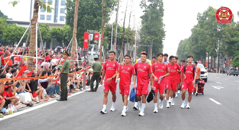 Tiến Linh háo hức khui trúng 