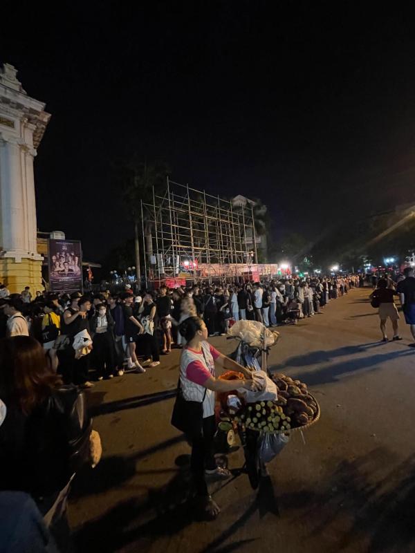 Hàng nghìn người xếp hàng suốt đêm "camp vé" concert quốc gia, đỉnh cao của văn hoá thần tượng quốc nội là đây!- Ảnh 3.
