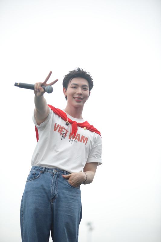 BTC concert quốc gia Việt Nam Trong Tôi thông báo 1 tin quan trọng, nghệ sĩ và khán giả đội mưa chuẩn bị trước giờ G- Ảnh 2.