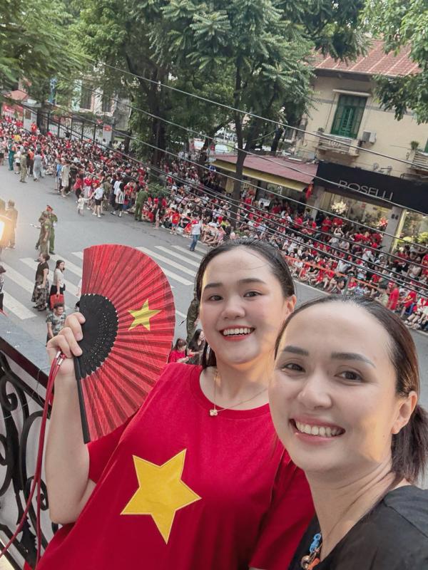 Vợ Duy Mạnh, Văn Quyết khoe góc đu concert quốc gia tuyệt đối điện ảnh từ biệt thự 6 tầng mặt phố Hà Nội- Ảnh 1.
