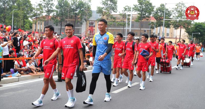 Tiến Linh háo hức khui trúng 
