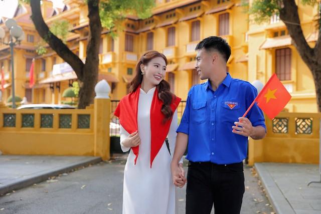 MC Huyền Trang Mù Tạt khoe bộ ảnh diện áo dài thướt tha sánh bước bên cầu thủ nổi tiếng mừng Đại lễ 2/9- Ảnh 3.