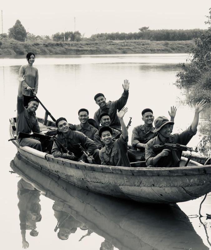 Bóng hồng duy nhất của dàn diễn viên trẻ phim Mưa Đỏ: Để mặt mộc hoàn toàn trên phim, đạo diễn không cho làm 1 điều trước khi quay cảnh tình cảm- Ảnh 2.