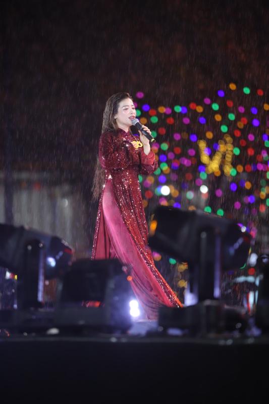 Hàng nghìn người đội mưa “đu” concert quốc gia- Ảnh 7.