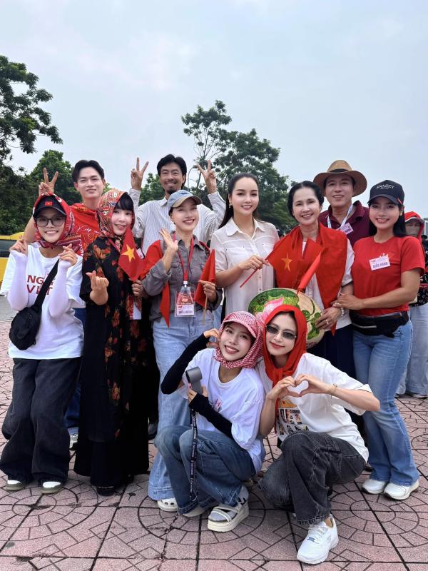 Đen Vâu - Hoàng Thuỳ Linh cười tươi rói, cùng dàn sao tập luyện diễu hành sáng 29/8 tại SVĐ Mỹ Đình- Ảnh 1.