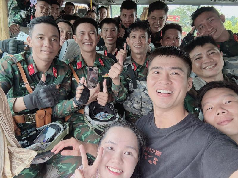 Cực phẩm hội tụ: Khối trưởng điển trai A80 nắm tay người yêu đến chụp ảnh cùng Duy Mạnh - Quỳnh Anh- Ảnh 6.