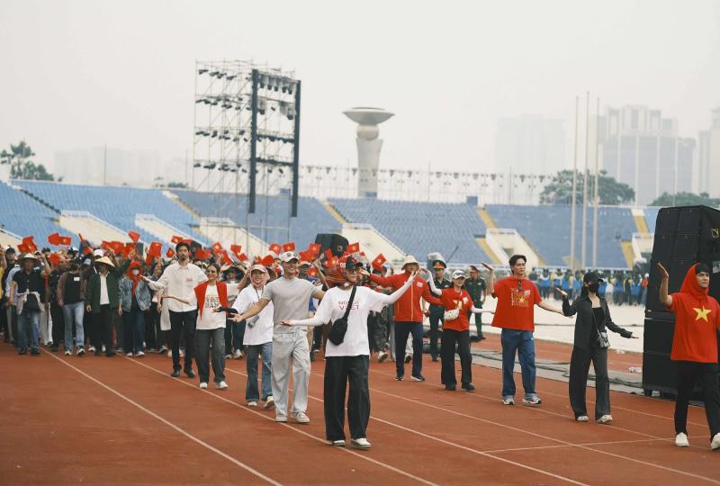 Đen Vâu - Hoàng Thuỳ Linh cười tươi rói, cùng dàn sao tập luyện diễu hành sáng 29/8 tại SVĐ Mỹ Đình- Ảnh 2.