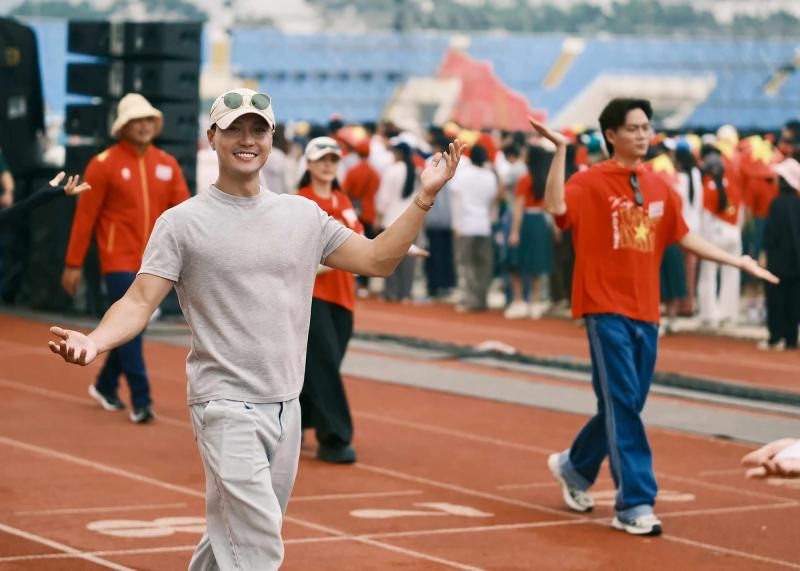 Đen Vâu - Hoàng Thuỳ Linh cười tươi rói, cùng dàn sao tập luyện diễu hành sáng 29/8 tại SVĐ Mỹ Đình- Ảnh 4.