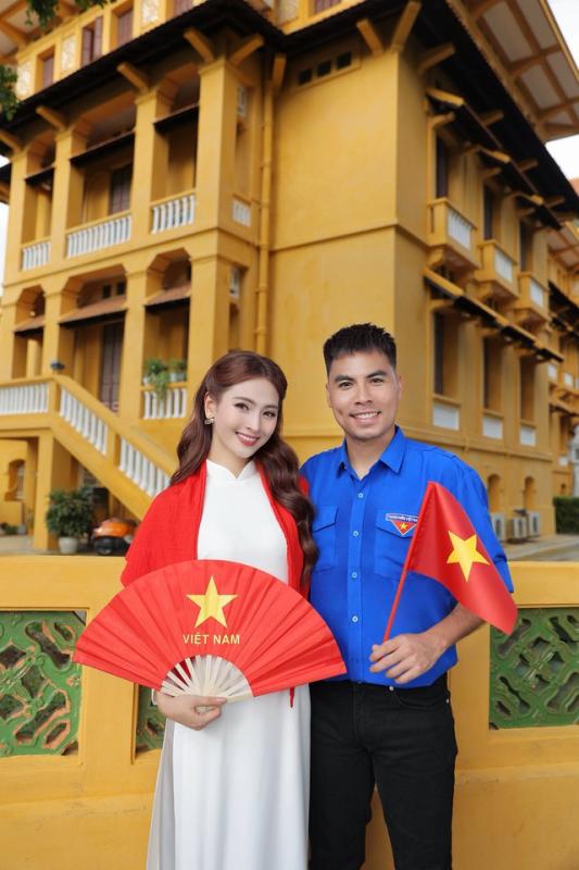 MC Huyền Trang Mù Tạt khoe bộ ảnh diện áo dài thướt tha sánh bước bên cầu thủ nổi tiếng mừng Đại lễ 2/9- Ảnh 4.